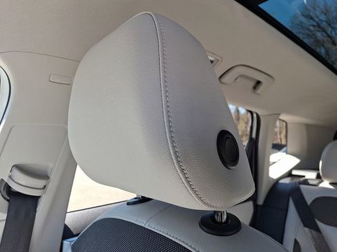 Certified 2025 Volkswagen Taos SE w/ Panoramic Sunroof Package image 17