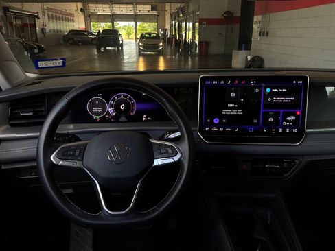 Used 2026 Volkswagen Tiguan SE FWD image 14