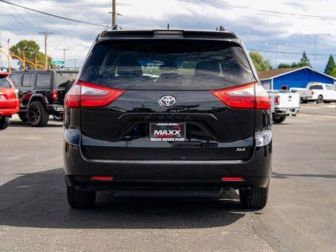 Used 2020 Toyota Sienna XLE image 10