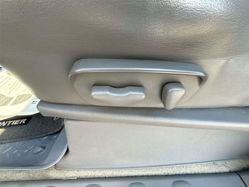 Used 2014 Nissan Frontier SL w/ SL Moonroof Package AWD/4WD image 17