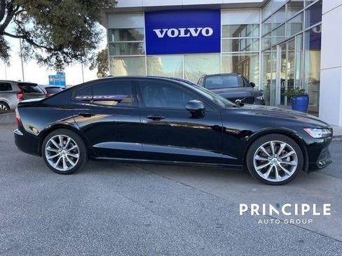 Used 2020 Volvo S60 T5 Momentum image 3