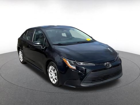 Used 2025 Toyota Corolla LE image 3