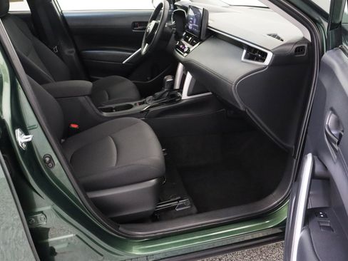 Used 2025 Toyota Corolla Cross LE image 35