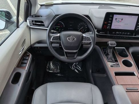 Certified 2024 Toyota Sienna XLE FWD image 16