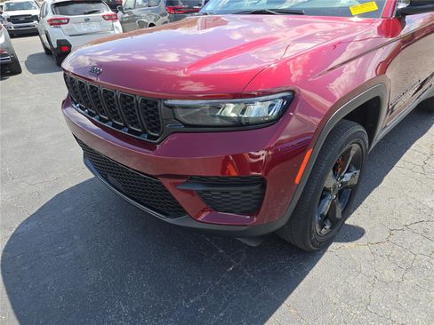 Used 2023 Jeep Grand Cherokee Altitude image 10