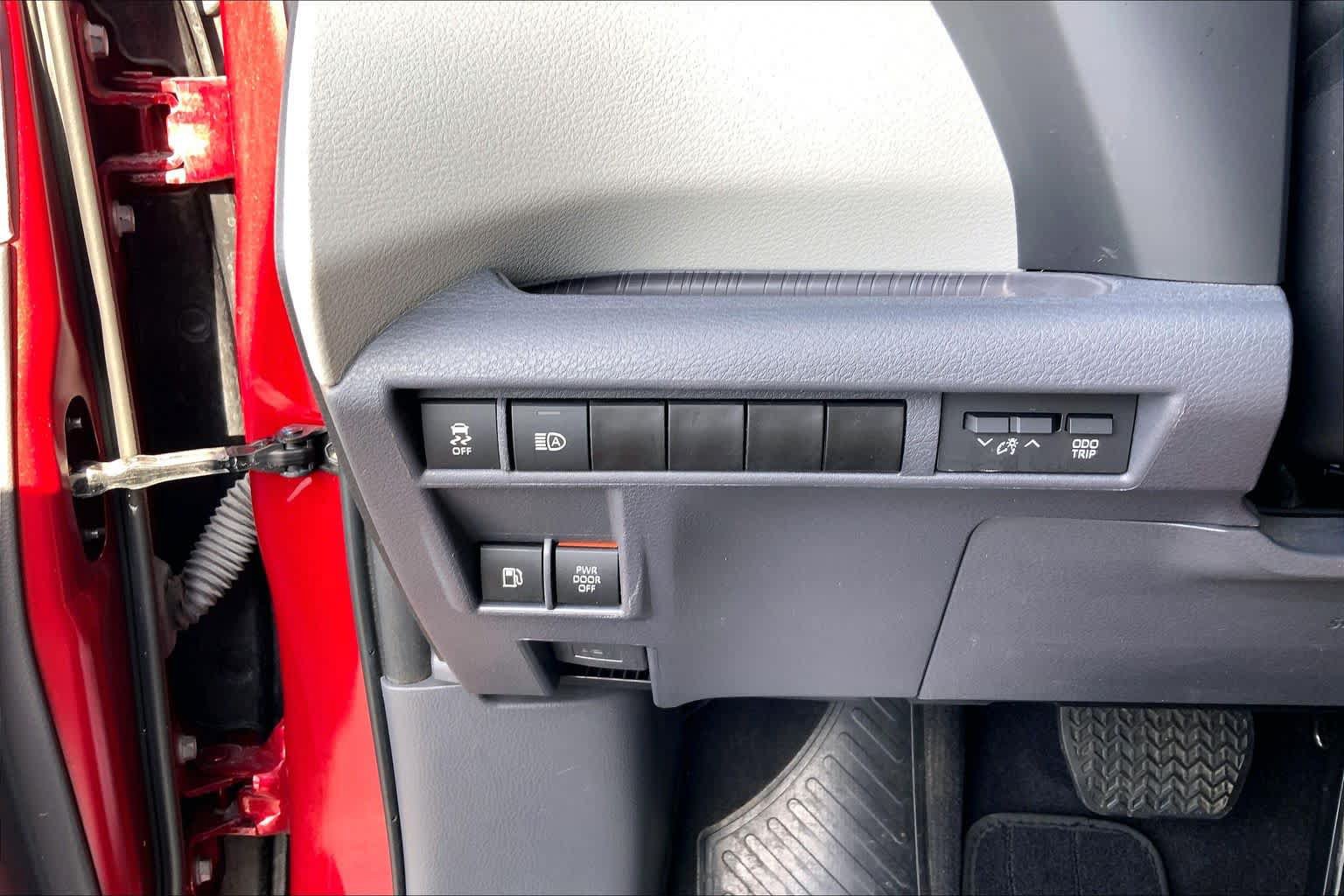 Used 2023 Toyota Sienna Limited FWD image 36