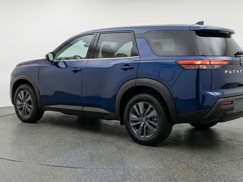 Used 2025 Nissan Pathfinder SV image 6