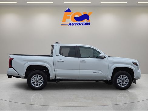 Used 2026 Toyota Tacoma SR5 AWD/4WD image 5