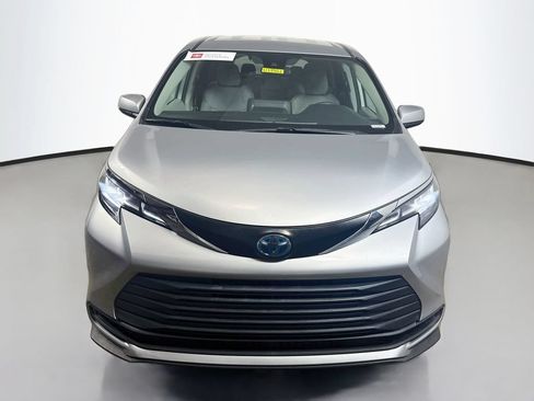 Certified 2022 Toyota Sienna LE FWD image 2