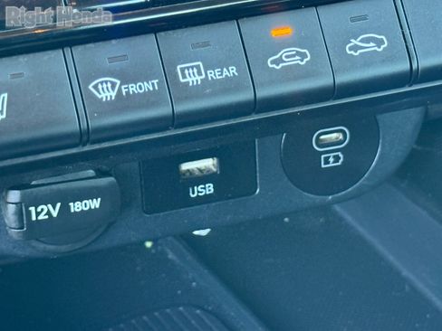 Used 2025 Hyundai Elantra SEL image 24