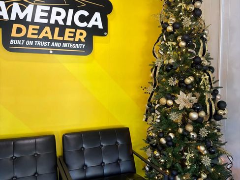 Used 2017 GMC Yukon XL SLT w/ Premium Edition image 2