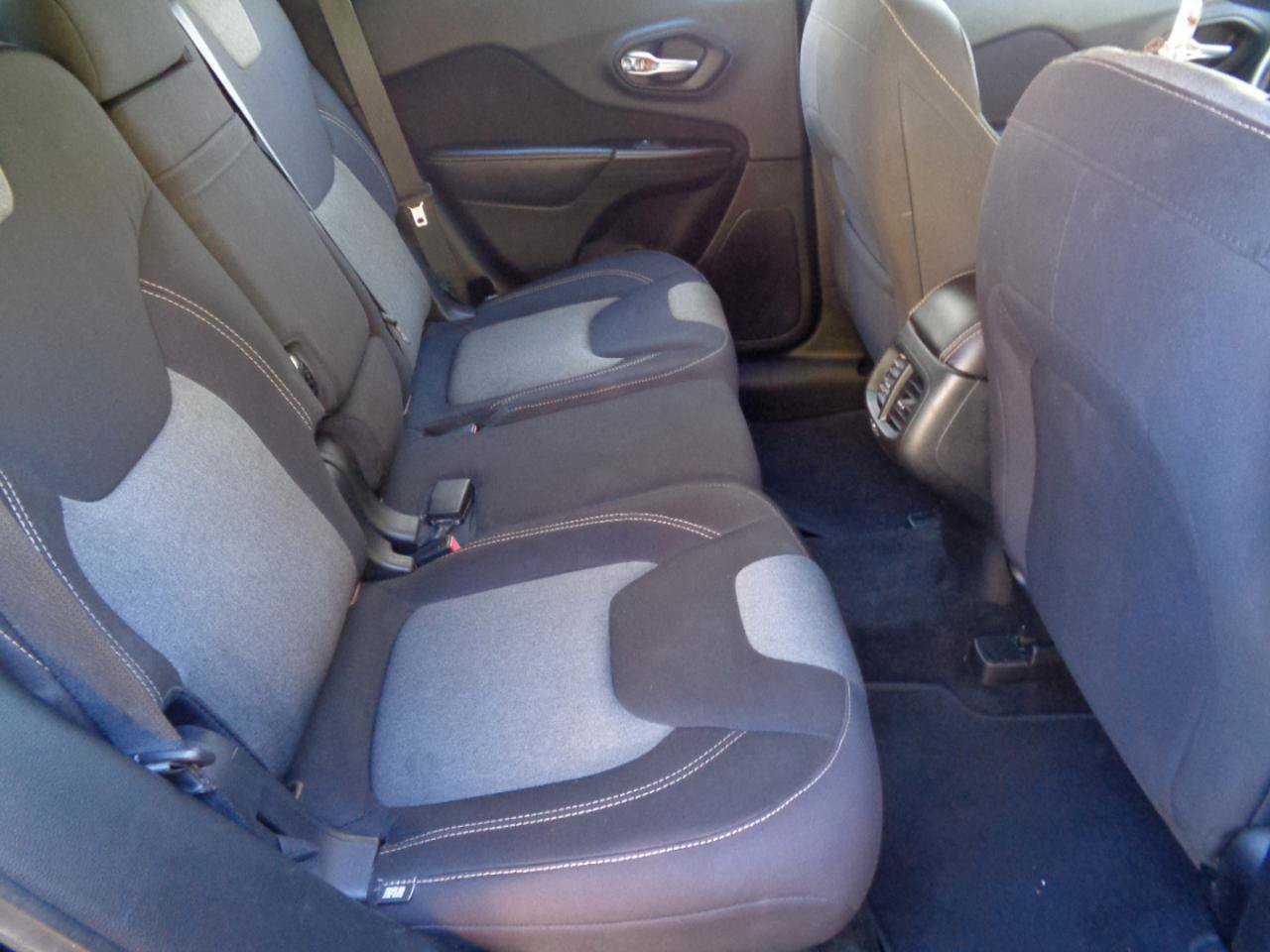 Used 2015 Jeep Cherokee Sport FWD image 8