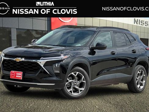 Used 2025 Chevrolet Trax LT FWD image 1