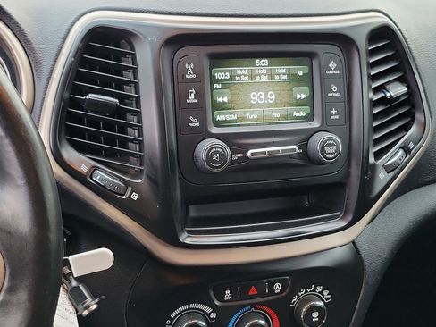 Used 2017 Jeep Cherokee Altitude image 11