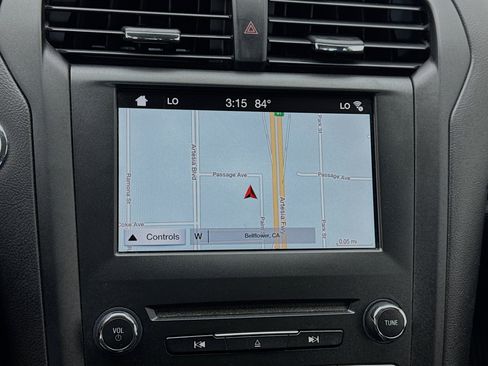 Used 2018 Ford Fusion SE w/ Equipment Group 601A FWD image 9