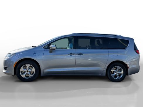 Used 2018 Chrysler Pacifica Limited image 2