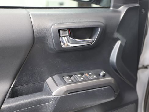 Used 2019 Toyota Tacoma TRD Off-Road w/ Technology Package image 19