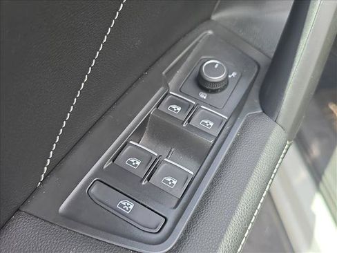 Used 2023 Volkswagen Tiguan SE w/ Panoramic Sunroof Package FWD image 8