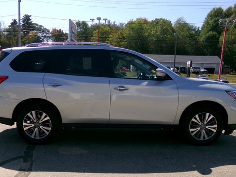 Used 2019 Nissan Pathfinder SV image 6