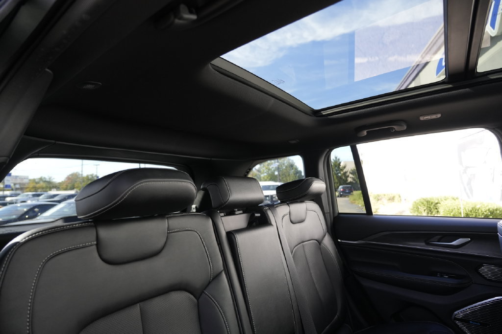 Used 2023 Jeep Grand Cherokee Overland AWD/4WD image 29