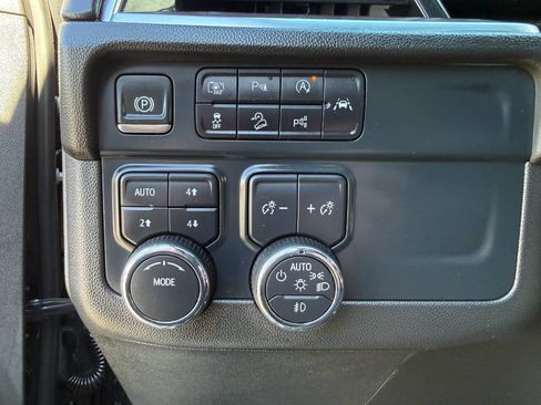 Used 2025 Chevrolet Suburban Z71 image 32