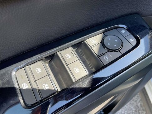 Used 2025 Nissan Pathfinder SL image 17