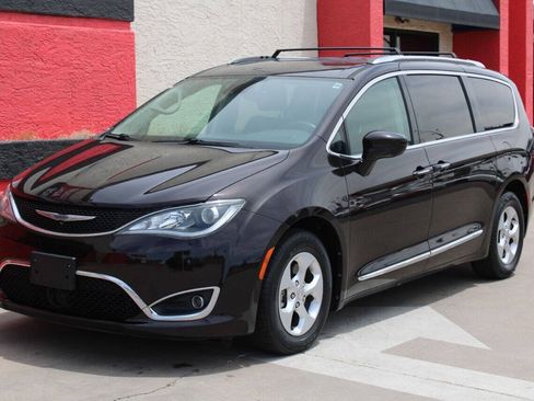 Used 2017 Chrysler Pacifica Touring-L Plus w/ Advanced Safetytec Group FWD image 7