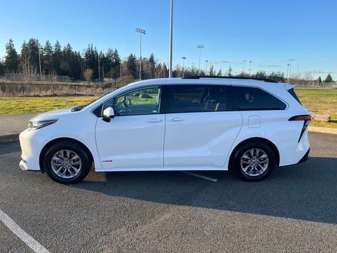 Used 2021 Toyota Sienna LE image 2