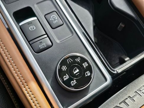 Used 2025 Nissan Pathfinder Platinum image 32