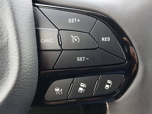 Used 2025 Chrysler Pacifica Limited image 26