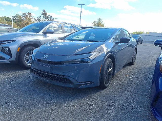 Used 2025 Toyota Prius LE FWD image 1
