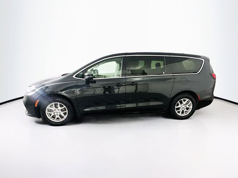 Used 2023 Chrysler Pacifica Touring-L image 4