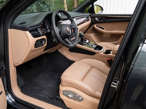 Used 2025 Porsche Macan image 4