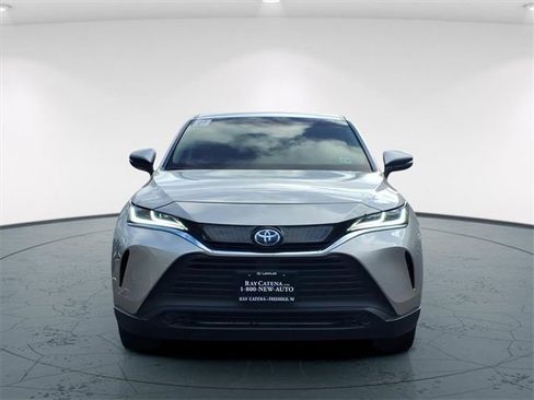 Used 2023 Toyota Venza LE image 2