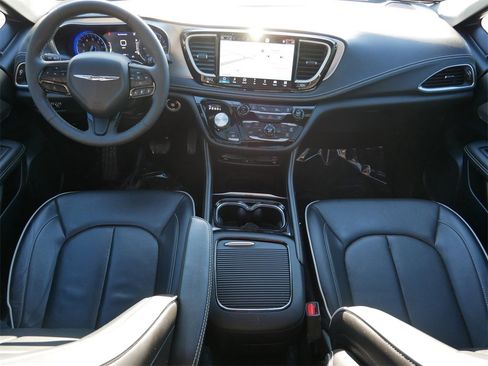 Used 2024 Chrysler Pacifica Limited w/ Uconnect Theater Family Group image 13