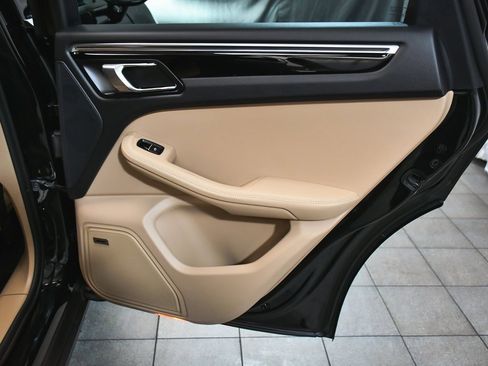 Used 2025 Porsche Macan image 14