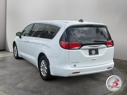 Used 2022 Chrysler Voyager LX FWD image 5