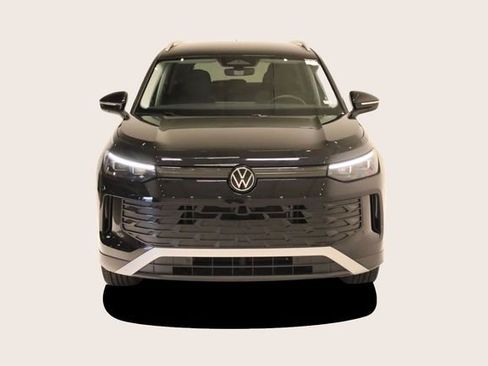 Used 2025 Volkswagen Tiguan SE FWD image 3