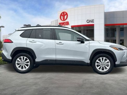 Used 2025 Toyota Corolla Cross LE image 3