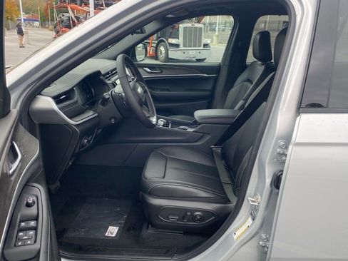 New 2025 Jeep Grand Cherokee L Limited w/ Luxury Tech Group II AWD/4WD image 16