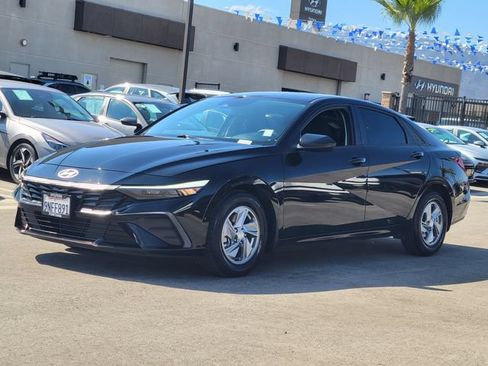 Used 2024 Hyundai Elantra SE FWD image 2
