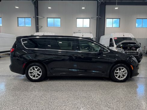 Used 2022 Chrysler Voyager LX FWD image 4