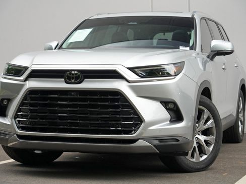 Used 2024 Toyota Grand Highlander FWD image 3
