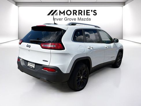 Used 2018 Jeep Cherokee Latitude Plus w/ Cold Weather Group FWD image 5