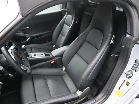 Used 2024 Porsche 718 Boxster RWD image 9