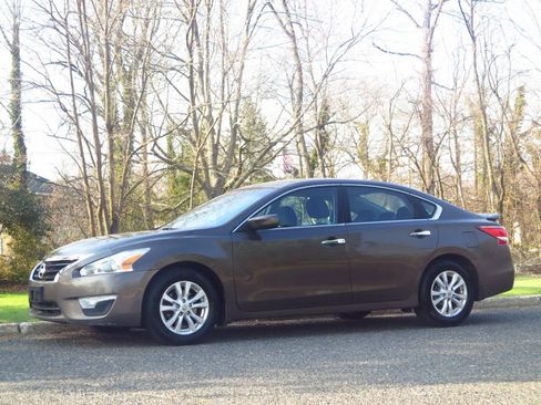 Used 2014 Nissan Altima 2.5 S w/ Sport Value Package FWD image 1