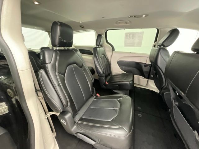 Used 2023 Chrysler Pacifica Touring-L FWD image 15