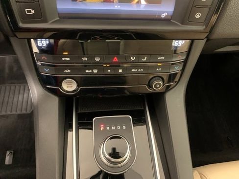 Used 2018 Jaguar F-PACE Premium image 24