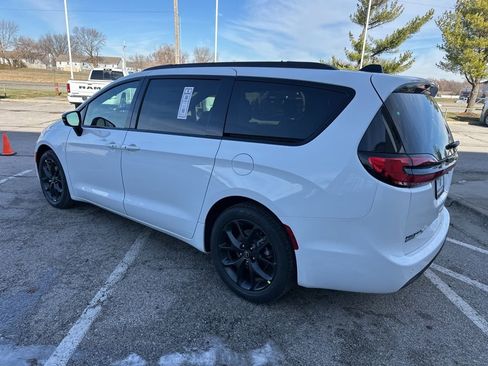 New 2026 Chrysler Pacifica Select image 23