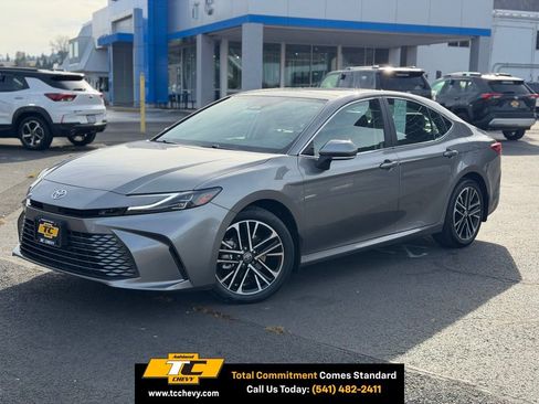 Used 2025 Toyota Camry XLE image 1